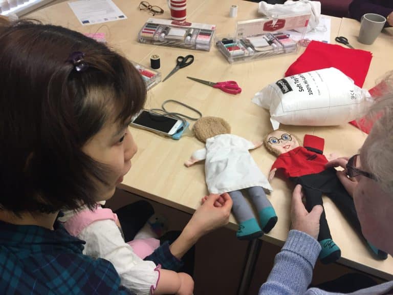 Οι γενιές συναντώνται και μαθαίνουν σε ένα καφέ