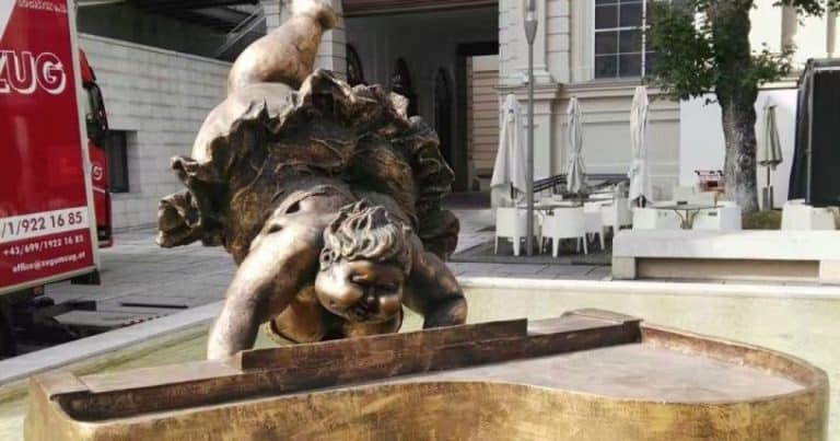 Θεσσαλονίκη: Μαγνητίζουν τα βλέμματα κατοίκων και επισκεπτών τα γλυπτά με τις παχουλές γυναίκες του διεθνούς φήμης Κινέζου καλλιτέχνη Xu Hongfei