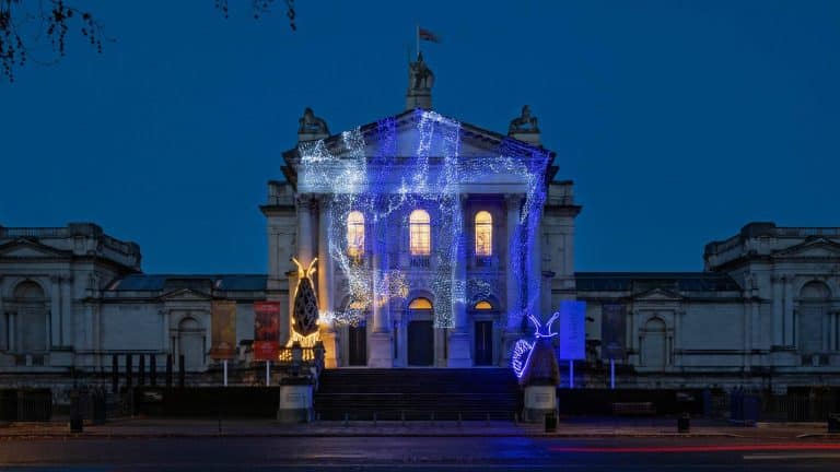 Γιγαντιαία σαλιγκάρια φωτίζουν την Tate Britain