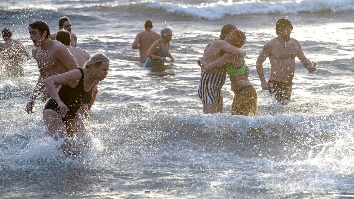 Με μια βουτιά στα παγωμένα νερά της Βόρειας Θάλασσας υποδέχτηκαν οι Ολλανδοί το 2019
