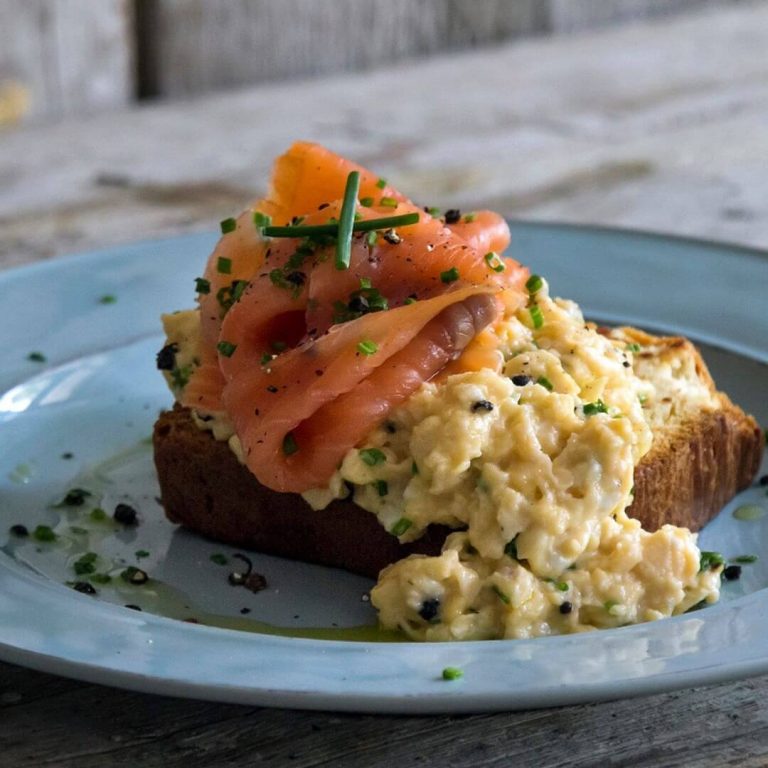 Αβγά scrambled με σολομό