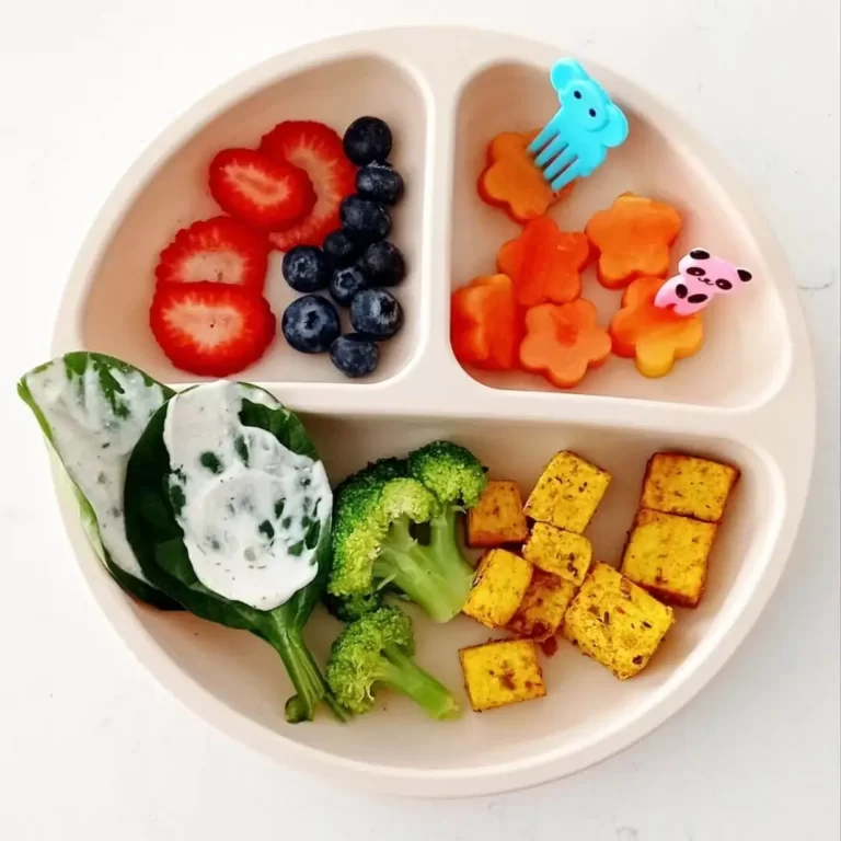 Τόφου με εξωτικά φρούτα, λαχανικά και σως κάσιους με αγγούρι