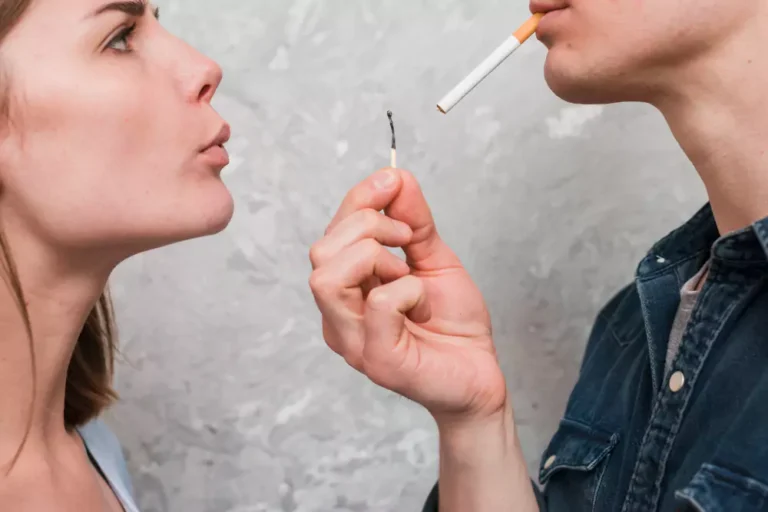 Τσιγάρο vs Ηλεκτρονικό Τσιγάρο: Τι πρέπει να ξέρουν οι γονείς και οι νέοι