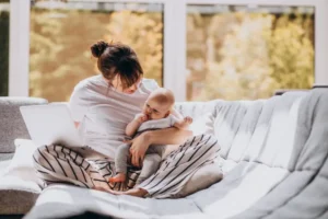 Επιστροφή στη ζωή με μωρό: Η φροντίδα για τις μαμάδες που μόλις γέννησαν