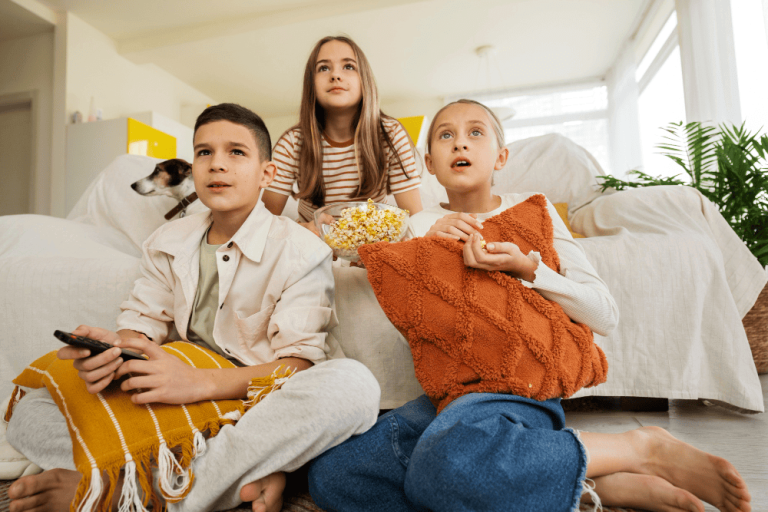 Οδηγός για Γονείς: Τι μπορούν να βλέπουν τα παιδιά στην τηλεόραση και στον κινηματογράφο